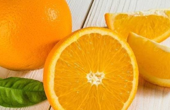冬季每天一个橙子，一段时间后，可能减肥瘦身，止咳化痰效果好！ （橙子不能与海鲜同食？喝橙汁和吃橙子效果一样？都不靠谱）